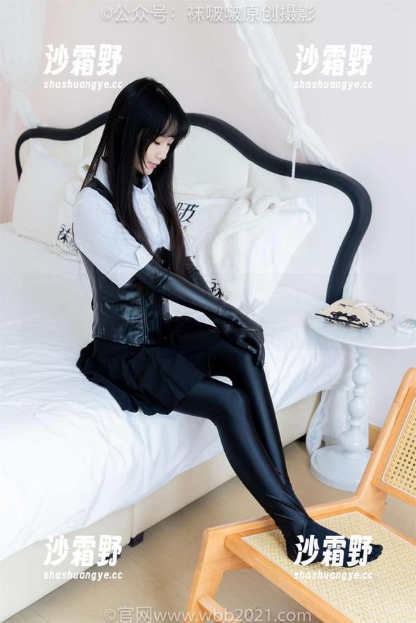 BoBoSocks袜啵啵 - 银行制服里的稚予：作品中的撩人一瞬