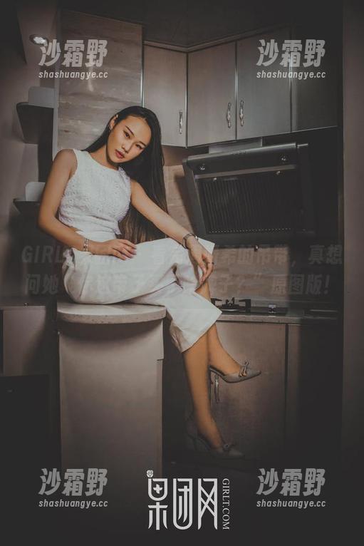 GIRLT果团网 - 看完周妍希的吊带，真想问她“你这带子买了啥牌子？”原图版！
