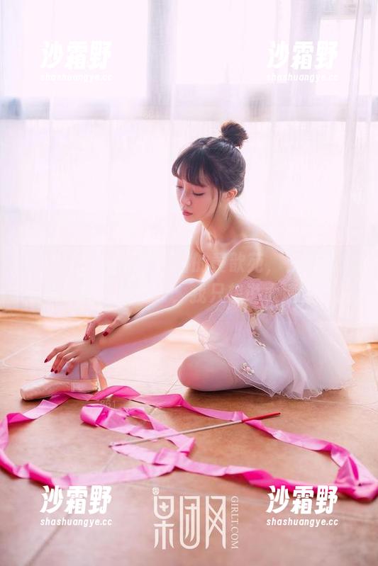 GIRLT果团网 - 纯白的黄歆苑，在图库里分享这份“冷艳”，我只想说太清凉了。