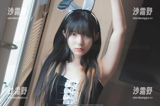 哈，Hizzy(히지)决心打破常规，分享她的写真集“PureMedia”。