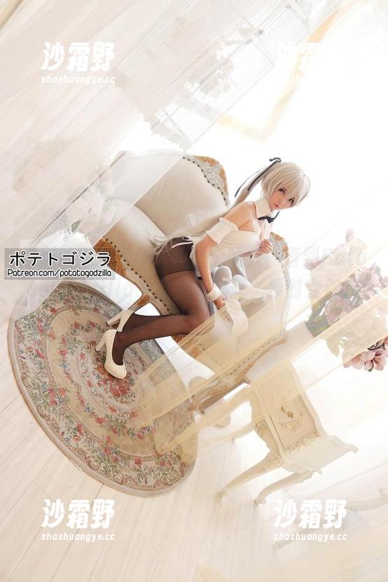 PotatoGodzilla 原图的平淡得让人想打个哈欠,直到PotatoGodzilla的丝袜一出现,顿时变得有趣了。