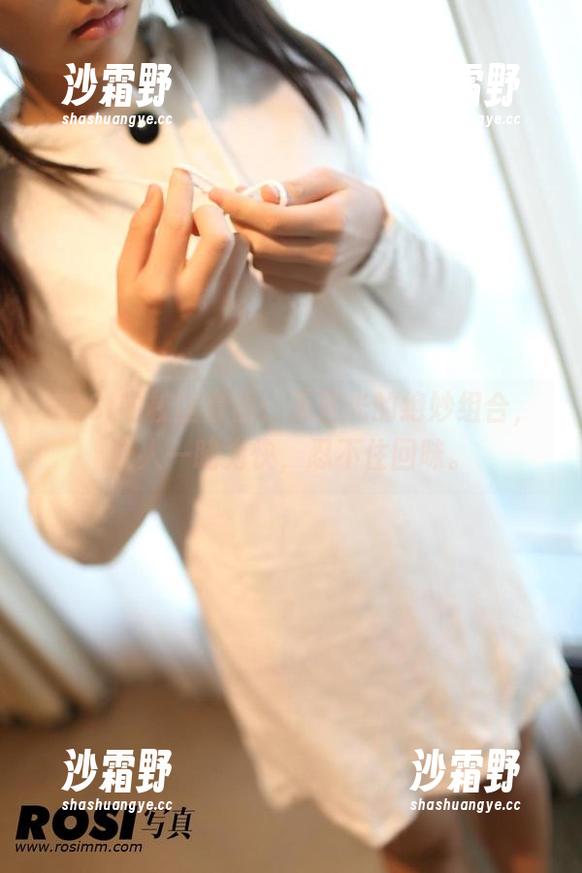 ROSI的校园套图：无圣光的绝妙组合，让人一睹为快，忍不住回味。