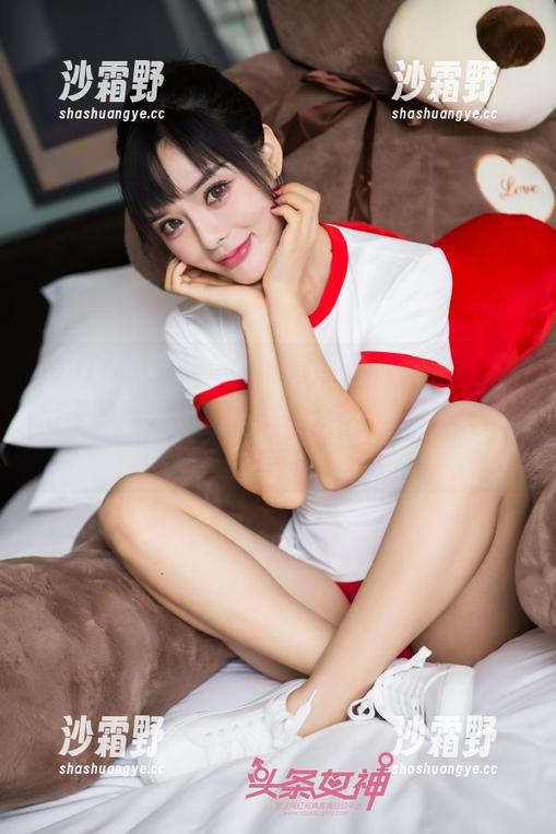 TouTiao头条女神 - 周熙妍的礼服，精选出来的意想不到，总有一种想把它穿去派对的冲动。