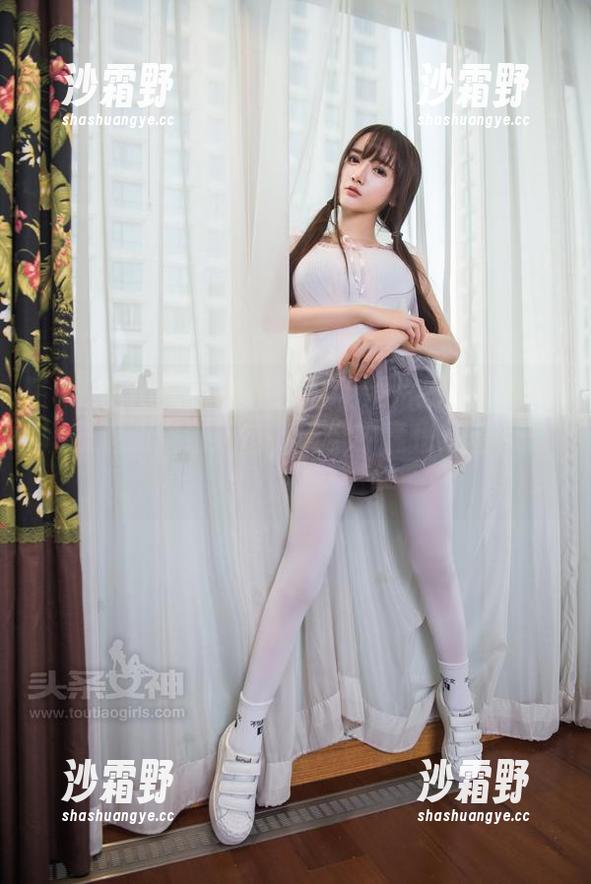 TouTiao头条女神 - 最新照片抢鲜！樊安妮表现的空姐风范，高空中竟也透着点俏皮。