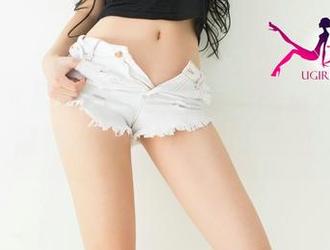 UGirls尤果网 – 艾霓莎与她的粉色定制图，像是泡泡糖的甜蜜又扭曲。