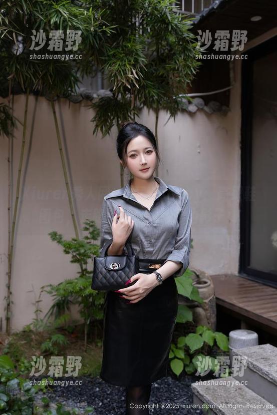 Xiuren秀人网 - 周慕汐baby：高跟鞋图包，走路也能撞见自己的影子！