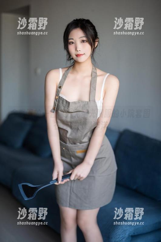 余晖下的一智智：无圣光驯服的小院套图，在沙发上懒洋洋。