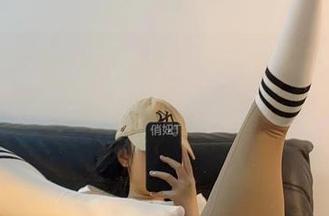 微密圈 – 无圣光加持，破洞牛仔裤穿在俏妞qiaoniuTT身上，总有种“我能把每个洞都玩出花样”的戏剧感！