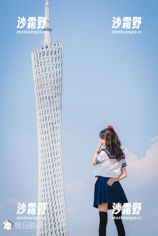 兔玩映画最新写真集：树荫下的制服，烧酒，真是无法预料的搭配！