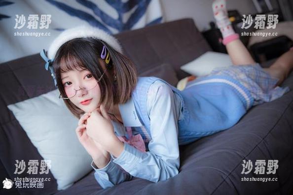 资源关注：兔玩映画制服妹妹的小细腿，竟然为她们的腿型点赞。