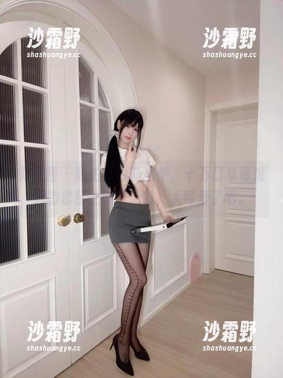 微密圈 - 私拍资源新出炉，十万口草莓粥粥的套装之旅开始啦，太可爱了吧。