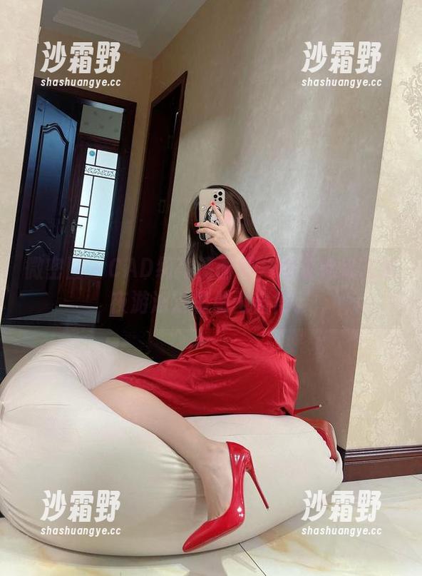 微密圈 - CAD级高清画质，奶宝妹纸在深夜游泳池里悠闲自得。