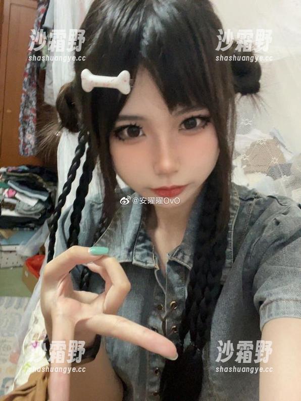安曜曜 放学后,安曜曜给我们呈现出一种不同的“校园”气息的写真,这……