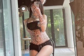 微密圈 – 小玉吃果冻的短裙之旅更新，有的图片让我不禁想起了童年的旋转木马，太淡淡的怀旧了！