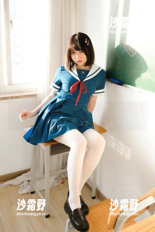 少女秩序真会玩，黑色过膝袜加短裙的资源简直是发现新大陆！