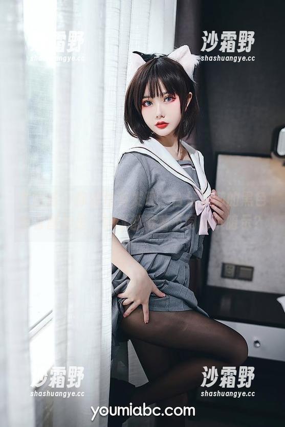 尤蜜荟 - 你有没有发现，合法萝莉的黑色全套图片里，每张都藏着不同的小暗示？