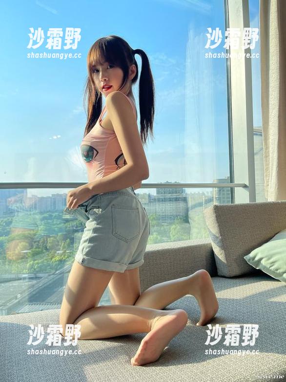微密圈 - 套图不出意外让人看了就想滑到最后，张思允nice那连体衣直接把每个角落都衬托得满分。