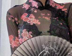 抖娘利世，这办公室和壁纸真是搭了一道独特的风景线