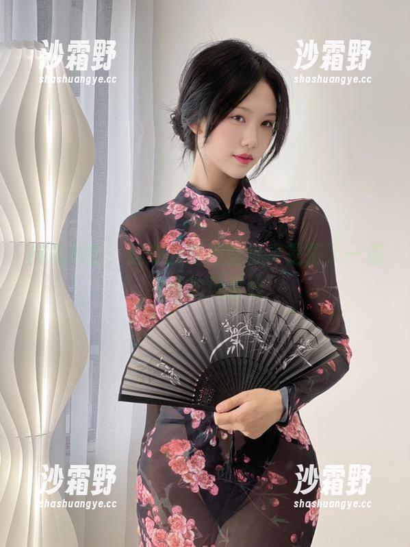抖娘利世，这办公室和壁纸真是搭了一道独特的风景线