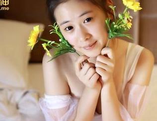 推女神 – 张美荧，丝袜与图册，让我不得不重新审视这双腿的哲学…