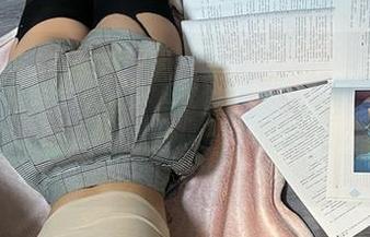 微密圈 – 每次更新红色战裙套图，我都在想，无欲无求的推土君穿上会不会引起地震？哈哈！