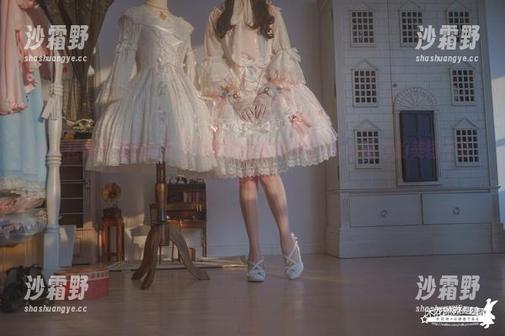 看木花琳琳是勇者如何用肉色丝袜和换装play让你的美图不再单调！
