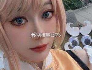 桃墨公子的蕾姆居家美图，让我们嗅到了一丝慵懒的气息