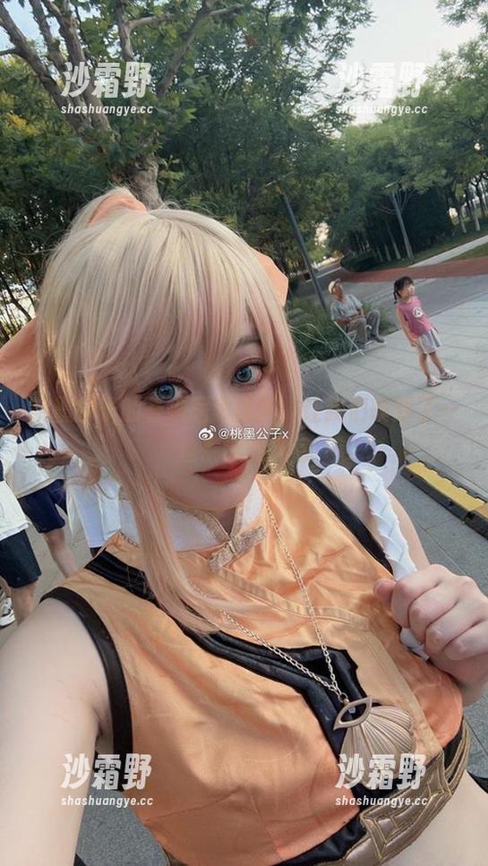 桃墨公子的蕾姆居家美图，让我们嗅到了一丝慵懒的气息
