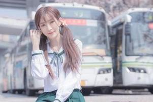 王羽杉的白色吊带图集，清新到你想给她冲个咖啡！