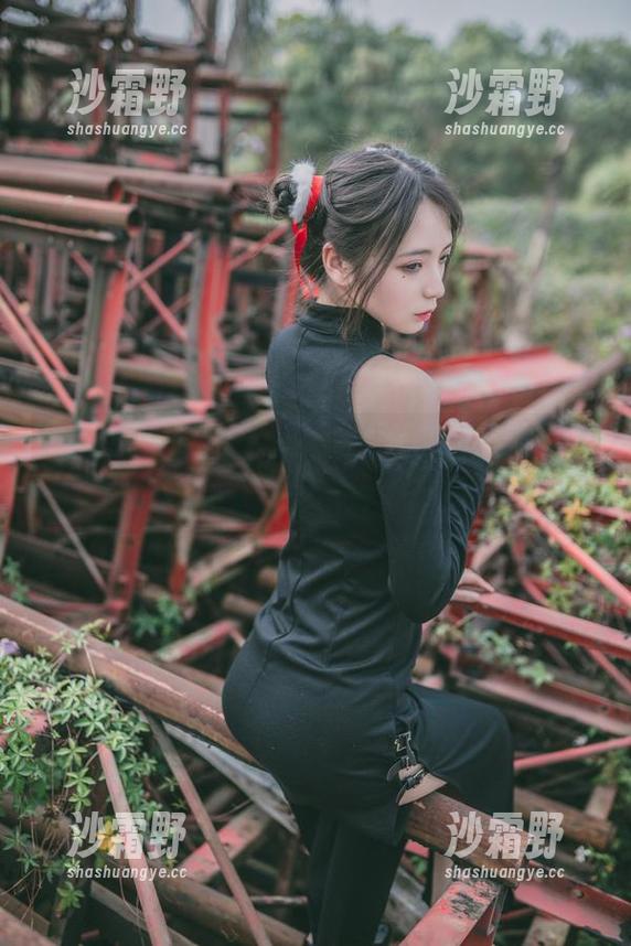疯猫ss专属定制，红裙穿上恍若一位离开舞台的女神。