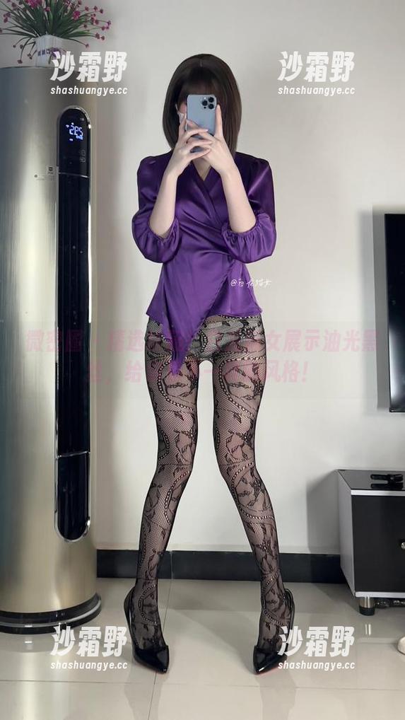 微密圈 - 精选珍藏！白龙猫女展示油光黑丝，给你看不一样的风格！