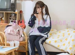 神沢永莉的私拍，看似办公室，实则充满小心机～图包里有你的好奇没？
