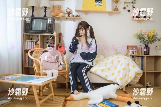 神沢永莉的私拍，看似办公室，实则充满小心机～图包里有你的好奇没？