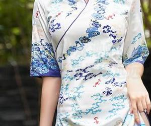 秀人网 – 加朵babe泳池定制——离水面那么近，心却漂得远远的
