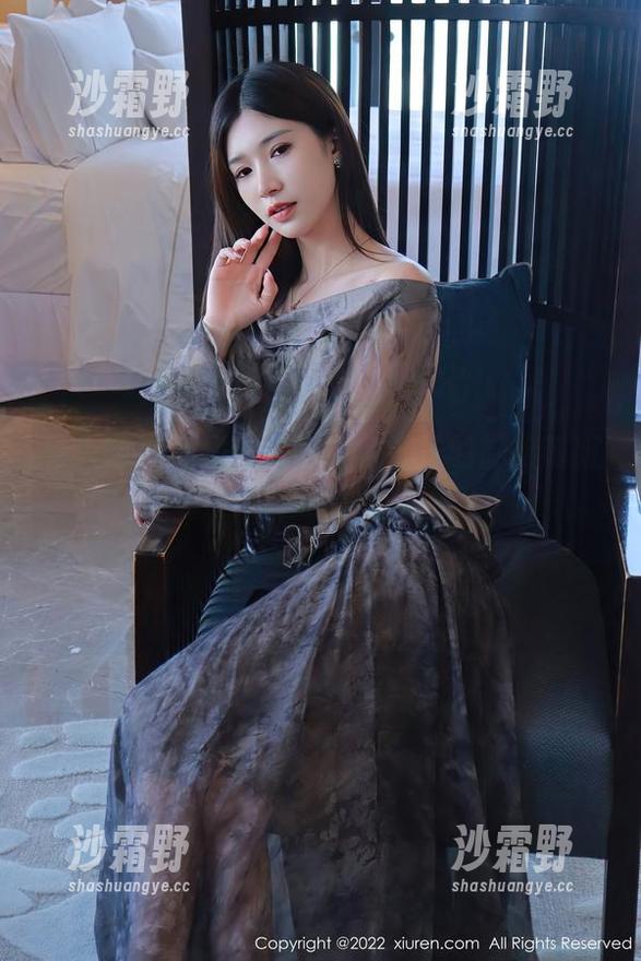 秀人网 - 原图诚实告白：汁汁的御姐制服诱惑满点！