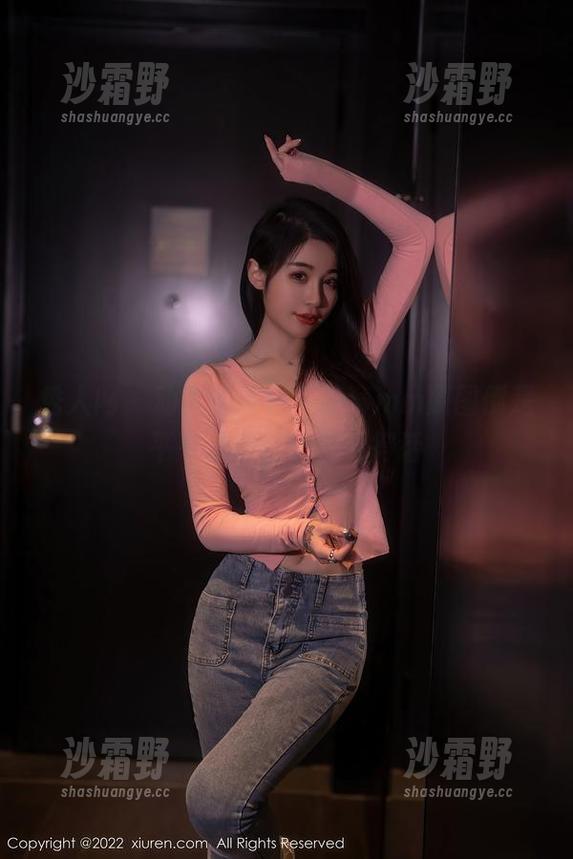 秀人网 - 动人的夏日，草莓mm原图倒是平平无奇，认真看得话