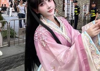 秋山AkI和服的高清壁纸，纵然古典，却又觉着强烈的现代感，妙不可言。