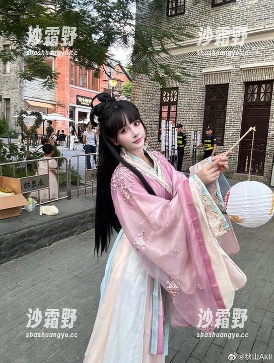 秋山AkI和服的高清壁纸，纵然古典，却又觉着强烈的现代感，妙不可言。