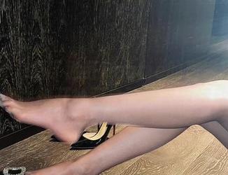 微密圈 – 看了脸红Dearie的居家写真集，我也想开始跟自己做室内运动了