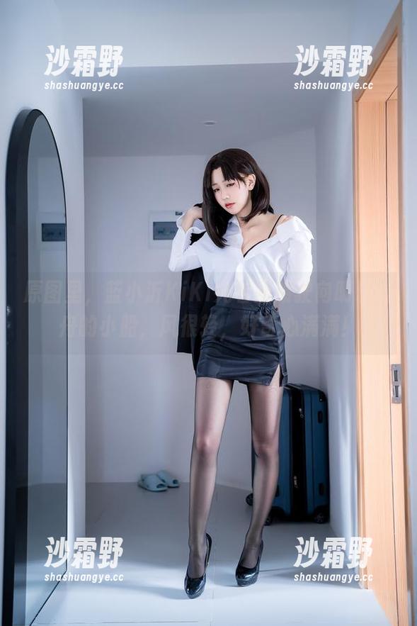 原图里，蓝小沂KiKi宛若那艘驶向明日方舟的小船，风很轻，好奇心满满！