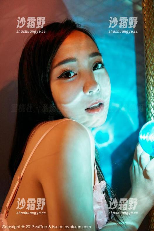 蜜桃社 - 私房图集：沐子熙V在天台的闲适，仿佛置身仙境