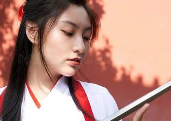 蜜桃社 – 办公室里的美绪：套图里的专注力与迷离眼神