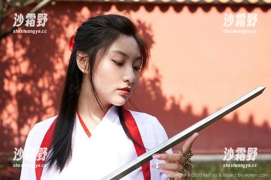蜜桃社 - 办公室里的美绪：套图里的专注力与迷离眼神
