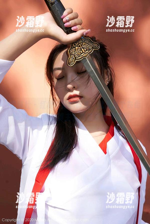 蜜桃社 - 红裙背后的铃木，就是那个在街头没人认识的博主？高清原图神还原！