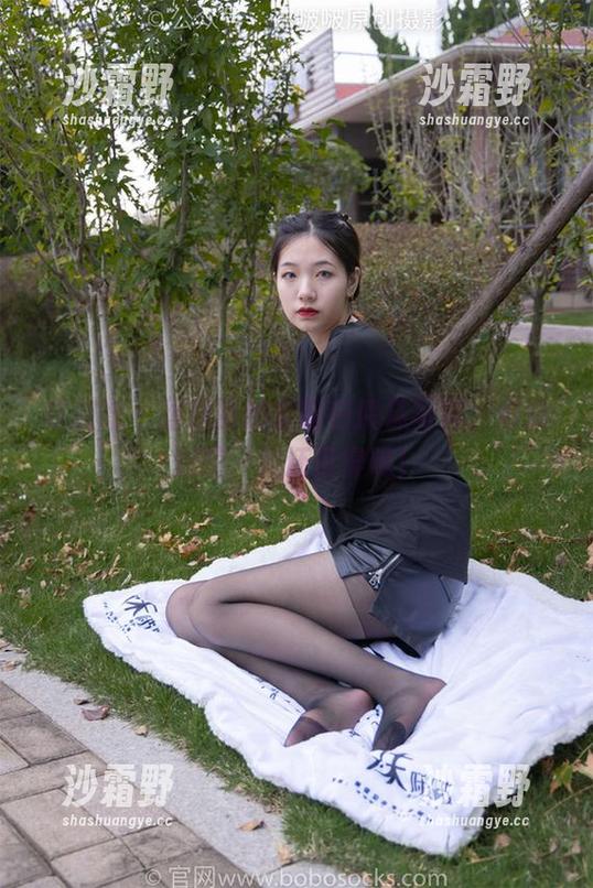 袜啵啵 - 甜甜圈的定制白船袜写真，麻烦别咬，我还没穿呢！