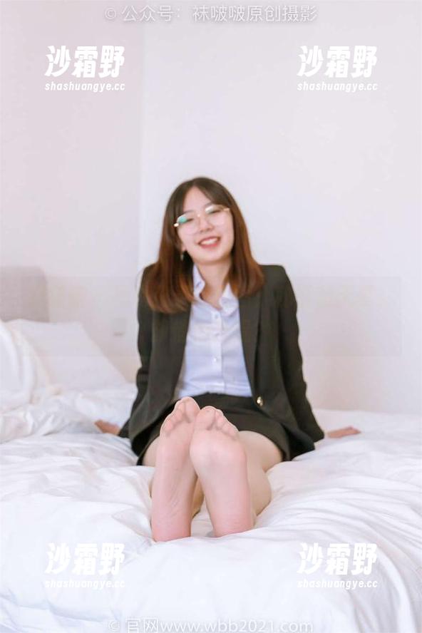 袜啵啵 - 揭秘稚予的美图：秘书装无辜，却悄悄升温？