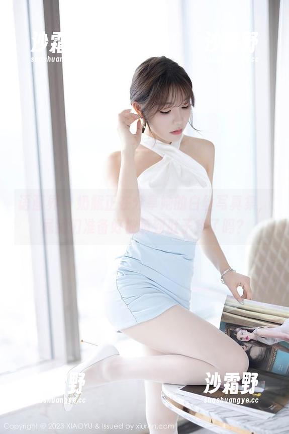 语画界 - 奶瓶正在分享她的白丝写真集，屁民们准备好被萌到肚子疼了吗？
