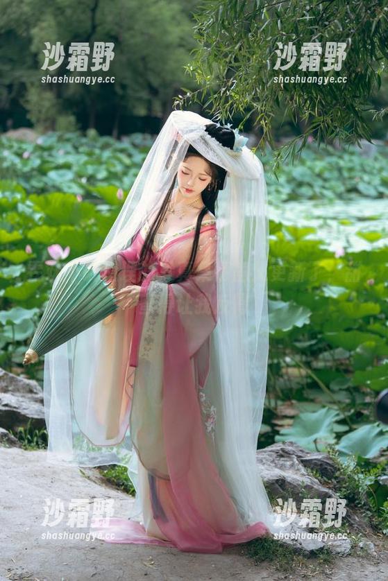 雯妹不讲道理的写真集情蛊又更新了，甜蜜得让我反胃