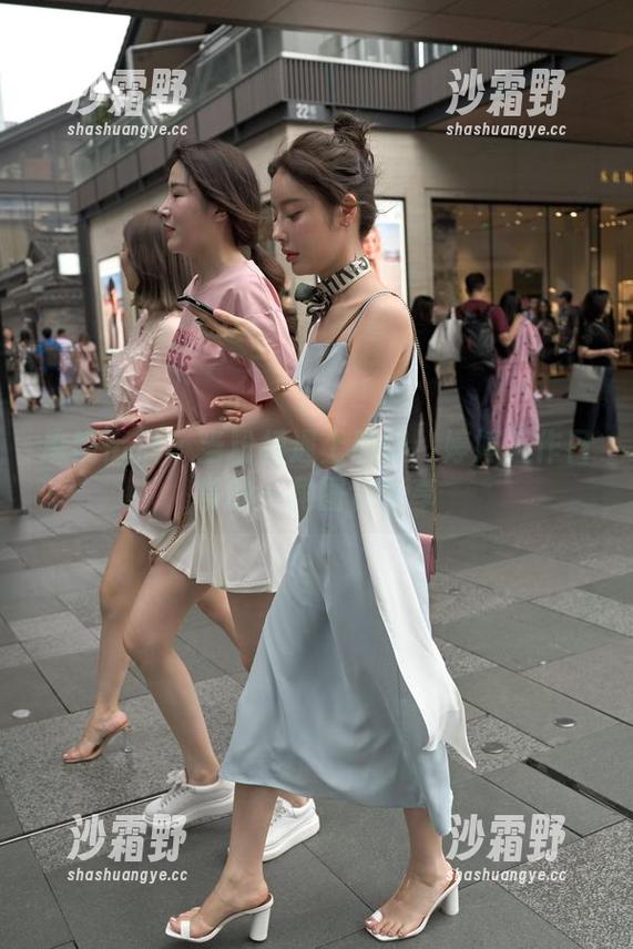 魔镜街拍 - 当粉裙遇上职场：婷婷工作日常的一角图包分享