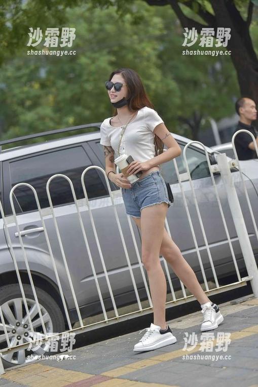 魔镜街拍 - 婷婷的白色吊带裙：黑丝下的美腿，失落的洪流（图片作品大集合）